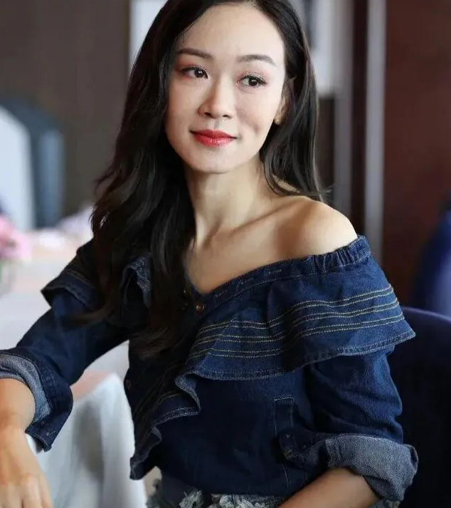 原来17年前杨思琦陈键锋就传不和，吴卓羲还出面为两人打圆场
伍咏薇最近采访杨思琦