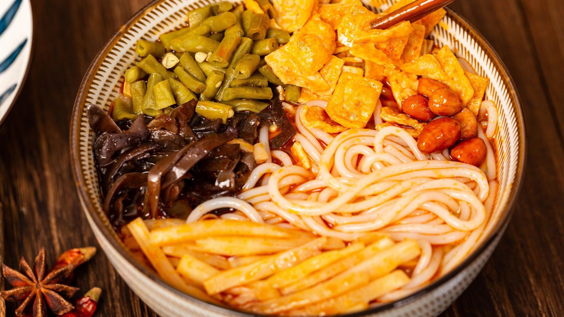 要说哪个美食能代表广西？答案是没有哪一个可以，因为实在是太多了