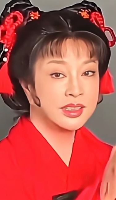 七十五岁的刘晓庆再度挑战少女角色
化妆师妙手雕琢下，远观之，恍若透出几分少女的灵