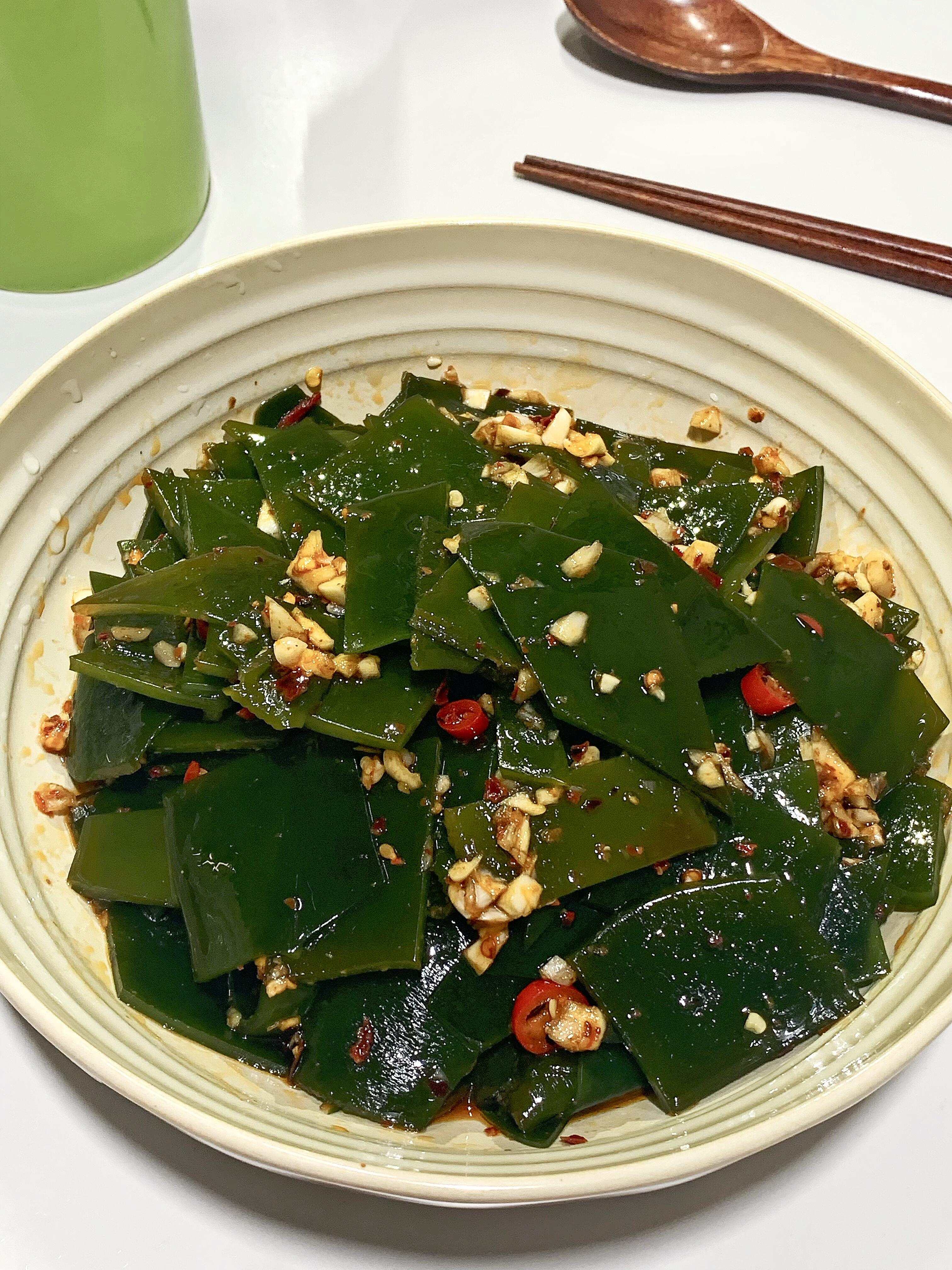 几块钱做一大盘！这道凉拌海带，干净卫生又解馋，夏天必备！
外面熟食店里的凉拌菜再