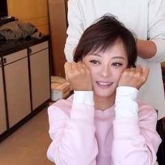 孙俪小助理分享视频并配文：“这位女士，工作的时候认真工作，放假的时候，也是真的很