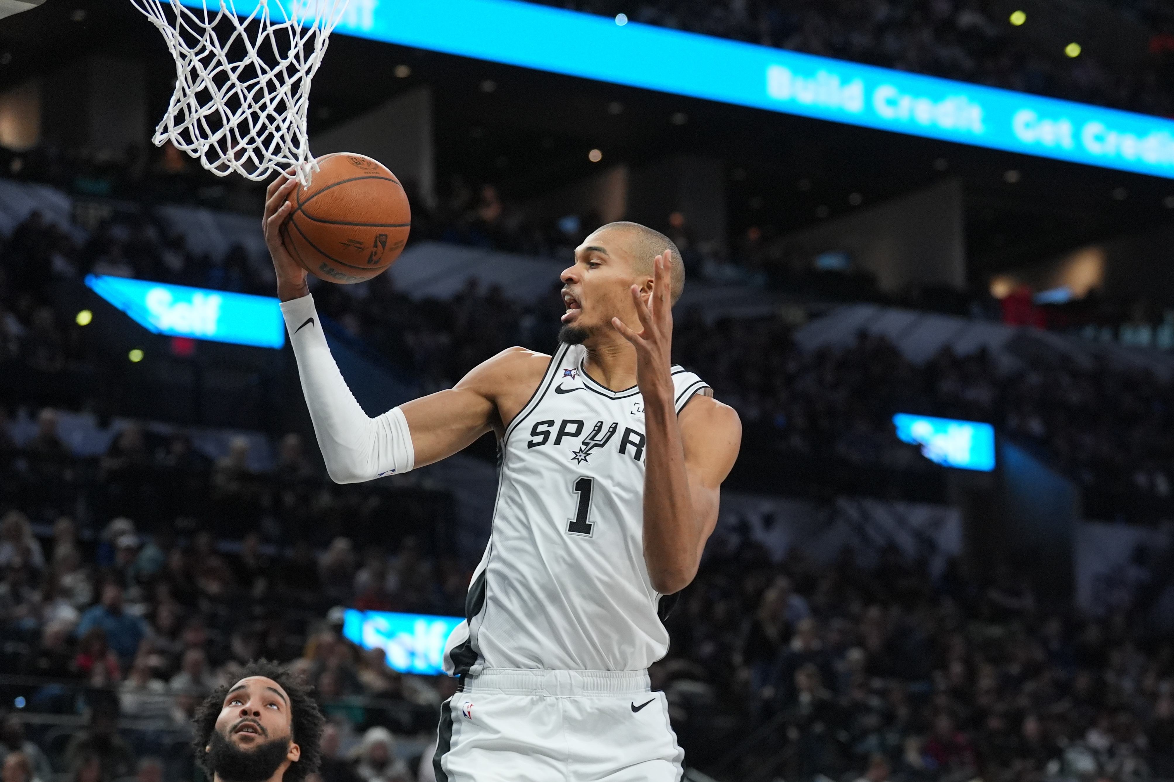 马刺中锋文班亚马更多的时候是依靠外线三分去得分的。就像之前的一场比赛，他一场比赛