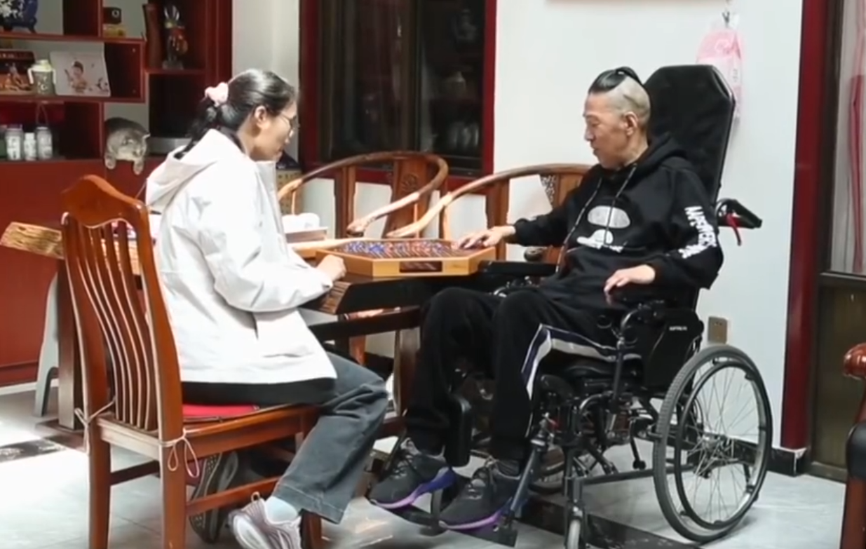 咱中国脑机接口技术又搞出大动静啦！有位曾因高压电事故失去四肢的患者，现在能用意念