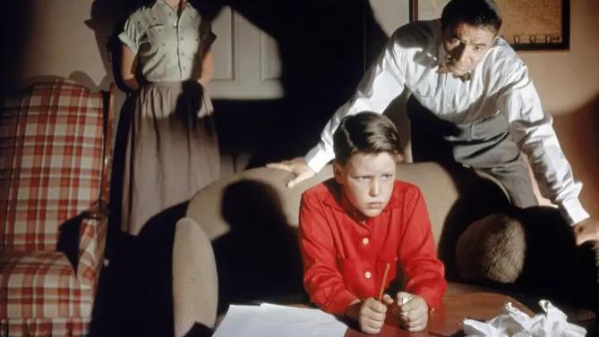 牧师在变态，冷战恐惧常在