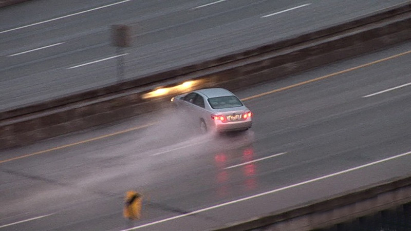 雨天，车速超过100和地面的摩擦力就没有了吗？