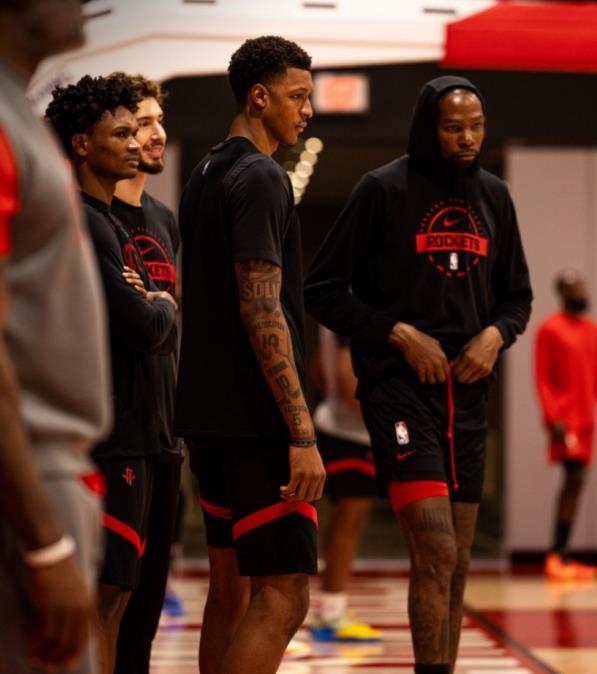 今天火箭队战胜了老鹰队，火箭大前锋小史密斯触底反弹，他本场比赛攻防一体表现得十分