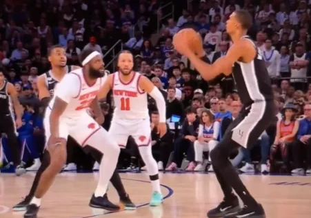 NBA总决赛第三场，马刺对阵尼克斯的比赛正在进行中。
第四节比赛中，文班亚马面对