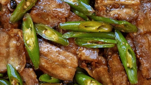 尖椒五花肉：谁说素锅只能炒青菜，这盘“油润炸弹”才是米饭杀手
