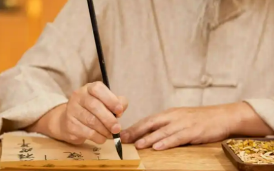 富豪卧病三天，国内外名医都治不好，一碗不起眼的中药汤，却让他奇迹般坐了起来