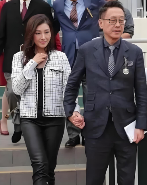 已经60多岁的的富豪许晋亨，在大街上手牵漂亮媳妇李嘉欣，虽然李嘉欣已经50多岁了