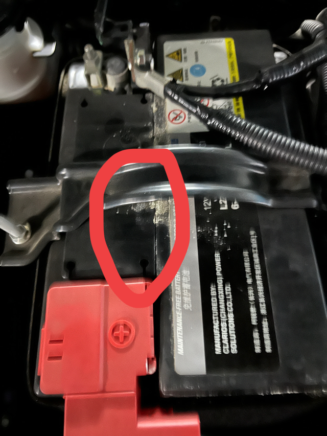 十代雅阁电瓶有白色的粉末，是电瓶该换了吗