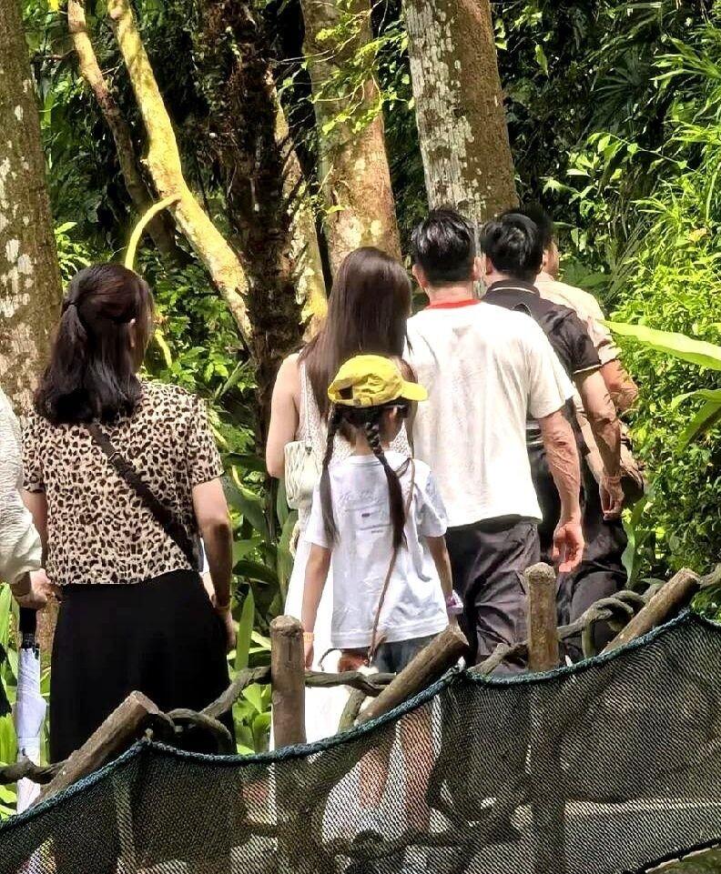 郭富城爬山全程紧牵方媛的手，岳父母和俩女儿就在旁边看着，这哪