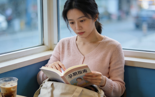 复婚1年我怀孕了，背着丈夫去产检时，医生却说：您丈夫为给沈小姐捐肾，去年特意流掉了您孩子，这胎要小心