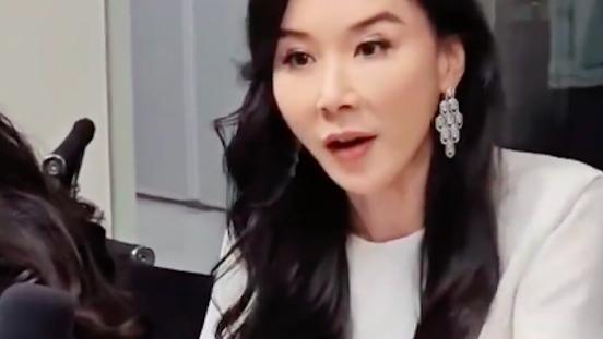 年龄大就被嘲笑？多名记者围堵萧蔷言词锋利，她的回答体面又霸气