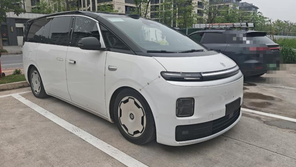 零跑D99街头现身，车长5米28+CDC动态底盘，增程版还带80.3度电池