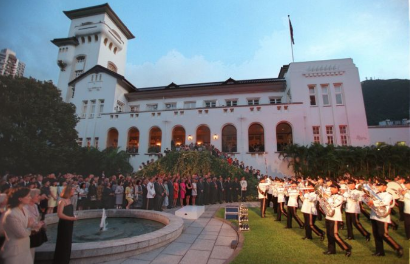1997年6月28日，英国警察部队在香港政府大厦举行了撤离香港的的仪式。