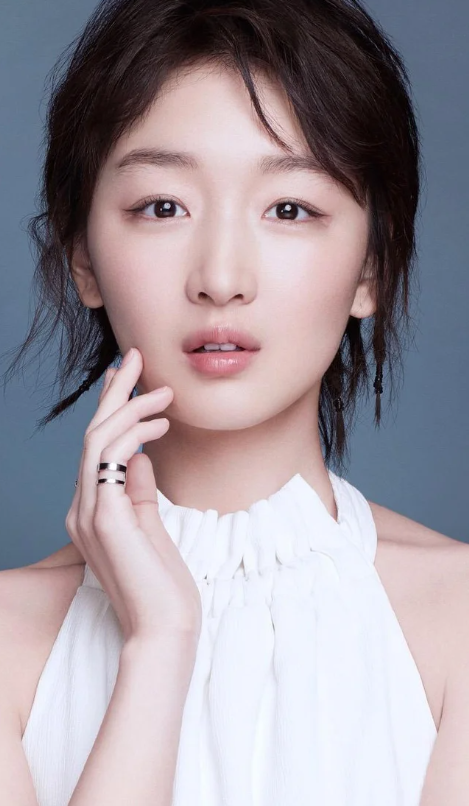 周冬雨这是穿了多高的高跟鞋
这几步走的，看着好艰难，真的是举步维艰了，每走一步都