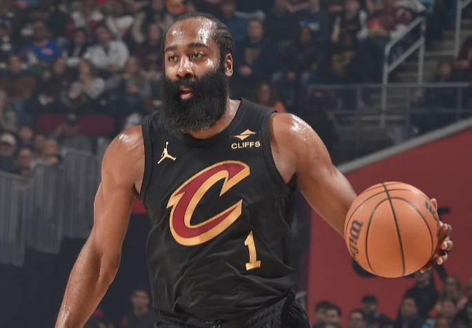 这是一场典型的哈登被针对性输球
对方高位延误。就是不包夹，用一个身体壮的单防，从