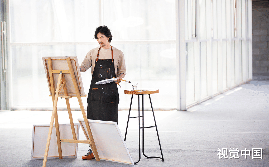 我发现父亲捐给美术馆的画被拍卖后，反被馆长威胁最好闭嘴，一年后我考上文旅局成了他顶头上司