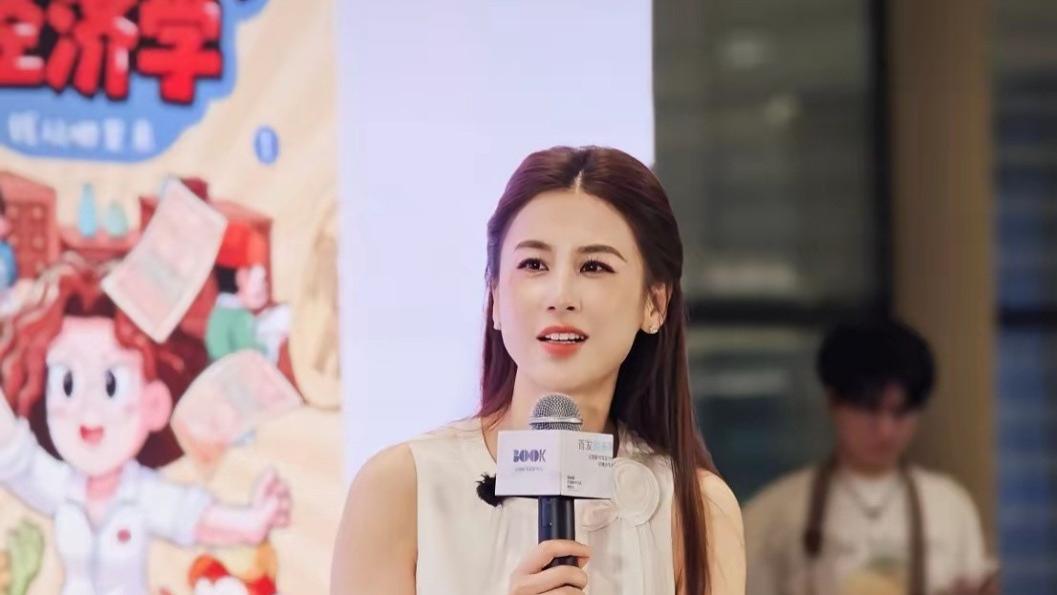 43岁黄圣依离婚后“换了一种活法”：写书、读商学院，活成杨子够不着的模样