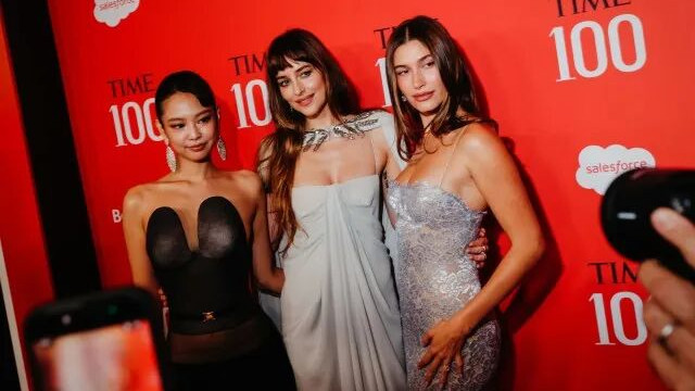 海莉Jennie达妹惊喜同框！三位人气美女同屏，一场时尚圈的视觉盛宴