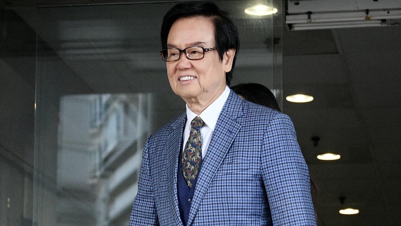 80岁黄百鸣主动入狱服刑，一言不发走入囚室，20万保释金将退还