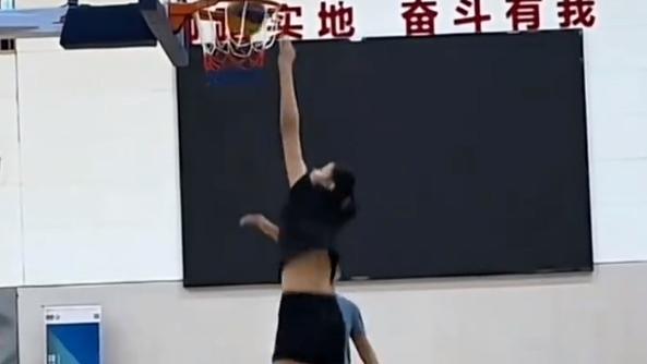 下一个张子宇？14岁少女轻松扣篮 从排球转型身高已超2米2