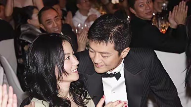 直觉告诉我，李亚鹏所有女友当中，就第一个老婆王菲靠谱！
​虽然他俩最后离婚了，但