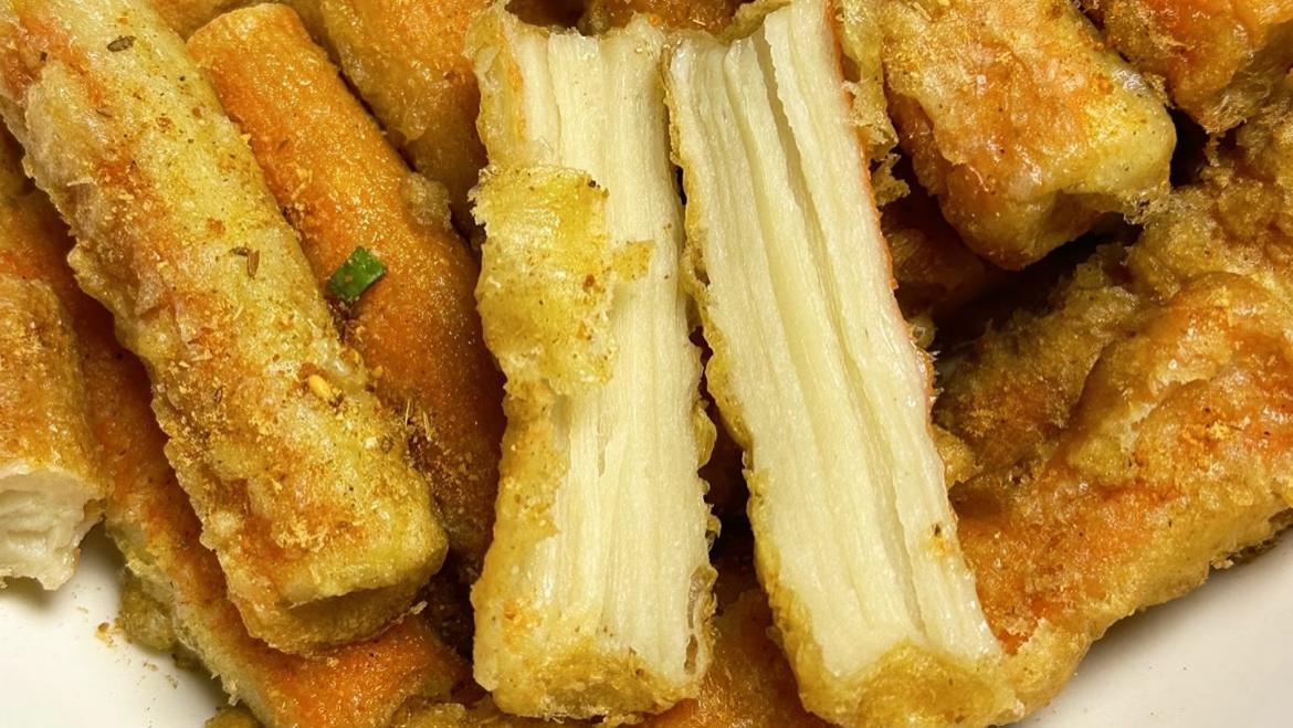 外酥里嫩，一口上瘾！这道家常椒盐蟹柳，比饭店做的还好吃！