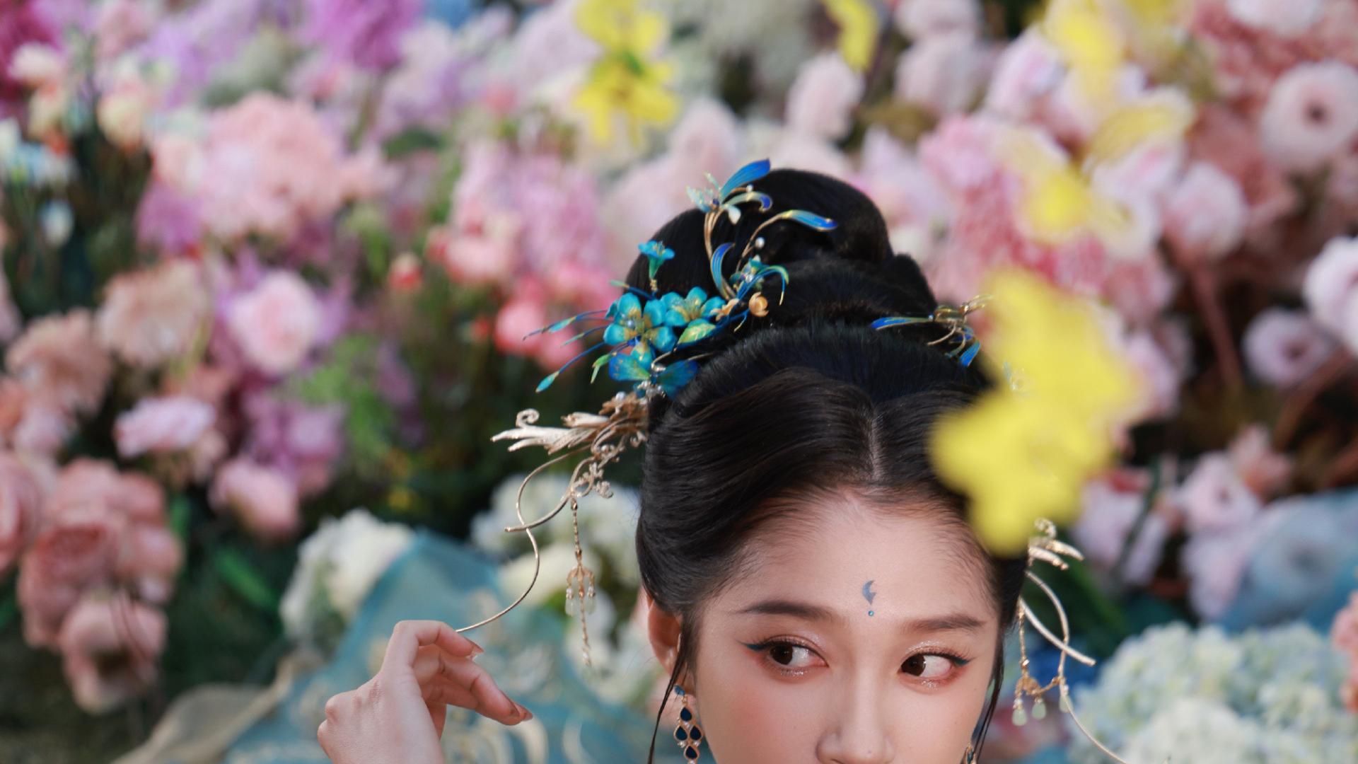 关晓彤化身“青鸟神女”惊艳四座，河南卫视春晚再掀国风热潮