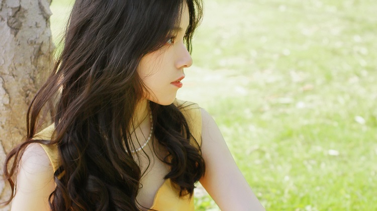 男女之间，最常见的8个暧昧行为：
1、深夜聊天，话题没边界，聊久了自然睡到一起。