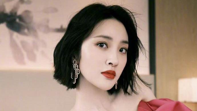 唐艺昕的粉色小妆造，整体的感觉还是很可以的！