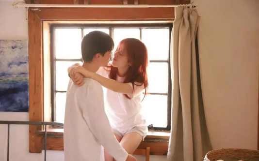 我成了破产少爷的契约未婚妻，他说成年就解约，却在我十八岁生日那晚吻了我