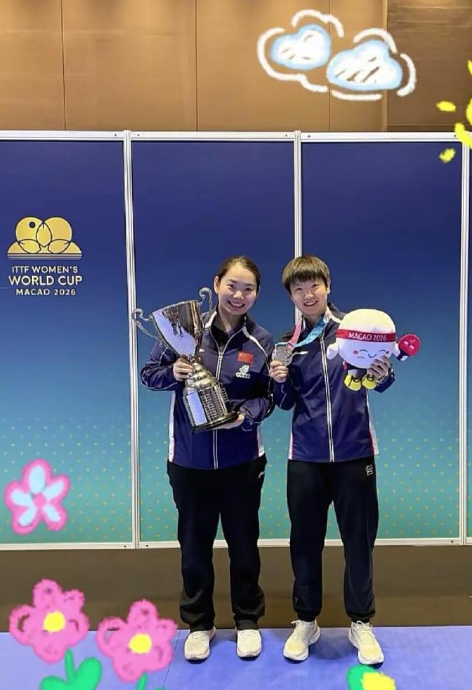 孙颖莎与何卓佳分享奖杯，见证你一路披荆斩棘，又捧起冠军奖杯，佳姐和莎莎友谊久久 