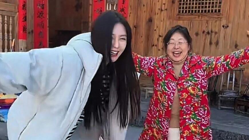 任敏“省服”菜地拔白菜爆火，明星返乡秒变邻家人！这真实感谁顶得住？