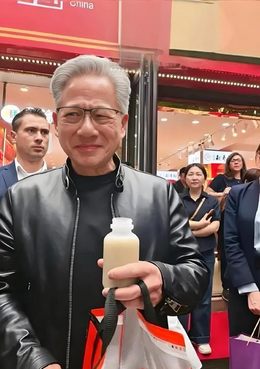黄仁勋北京街头被投喂北京豆汁，本是一件很接地气的事，可项立刚偏偏认为他是自带道具