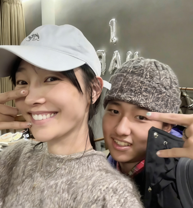 40岁的白百何凭借一张日常合照悄悄治愈了无数网友
镜头里，她和16岁的儿子并肩而