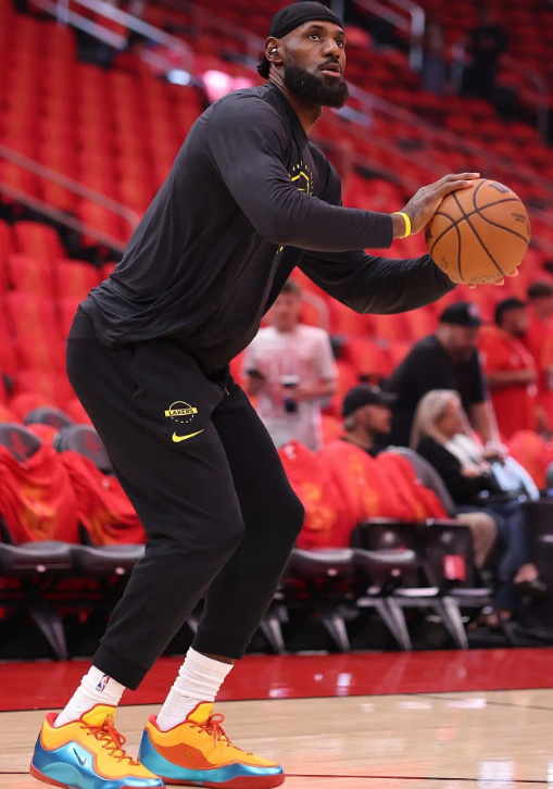 严阵以待！NBA官方晒詹姆斯进行热身投篮训练的特写照 ​​​