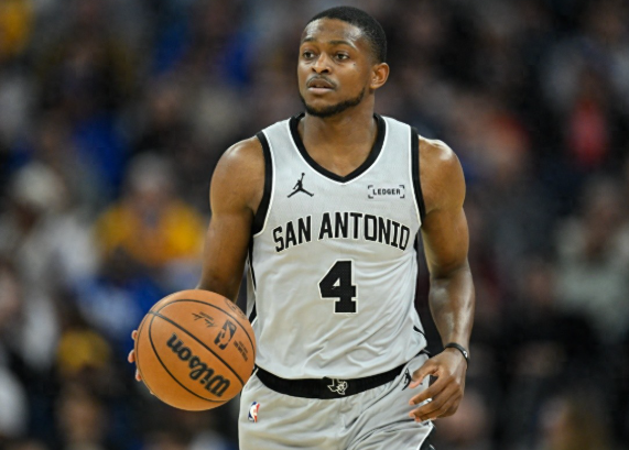 真的没必要喷福克斯，福克斯顶多是4000万的水平拿5000万年薪，顶多算溢价又不