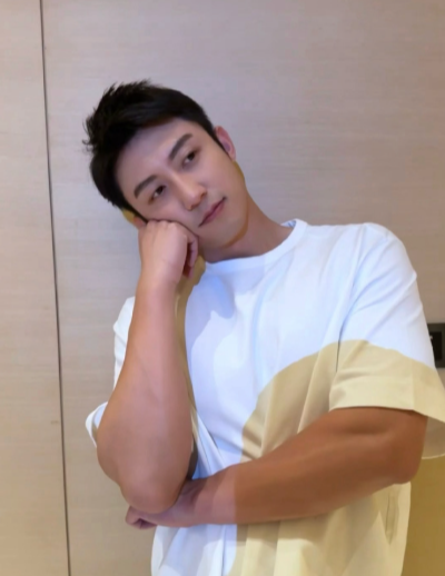 女友视角下的他，既有找角度的专业范儿，又有蹦跳的孩子气。多种面貌组合在一起，人物