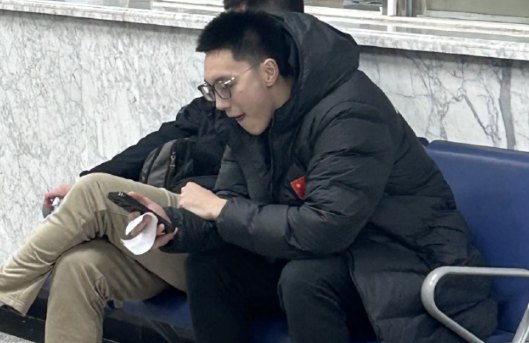 胡明轩这伤病影响，状态下滑得太快了。以前第一步启动能撕开防线，现在连挡拆都犹豫；