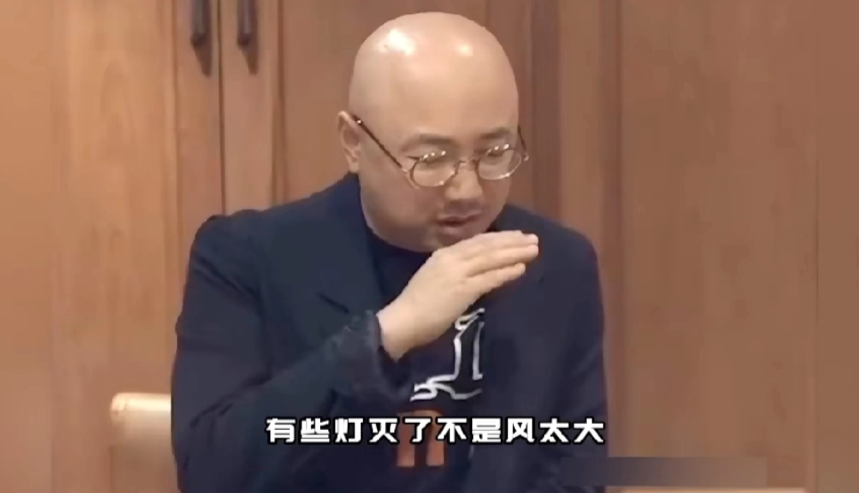 徐峥曾在乔rl离开后发过一段话
有些灯灭了不是风太大，而是有人故意掐断了电线。