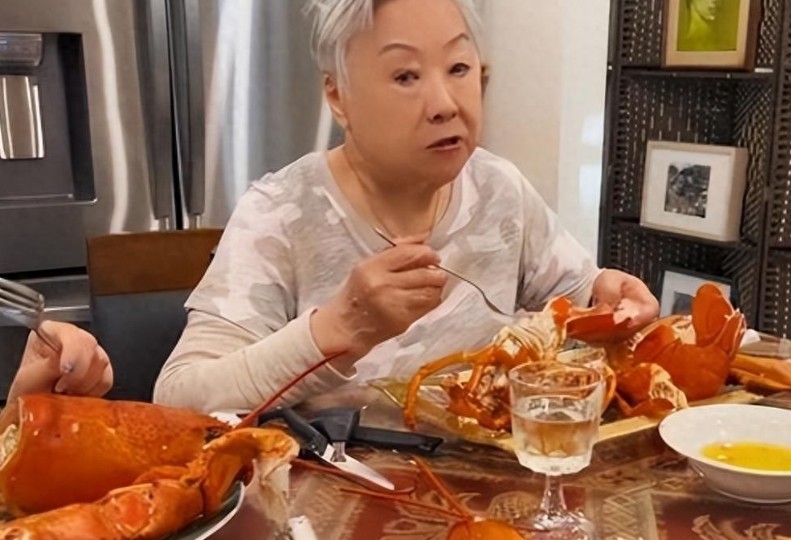 59 岁演员晒美国奢华生活，祖孙三代这日子也太奢侈了！
 
演员在国内捞钱国外花