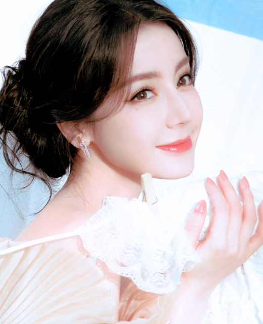 落日弥漫的橘天边透亮的星