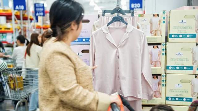 从瑞士卷到桑蚕丝睡衣：山姆会员店的“品质感”如何跨品类复制？