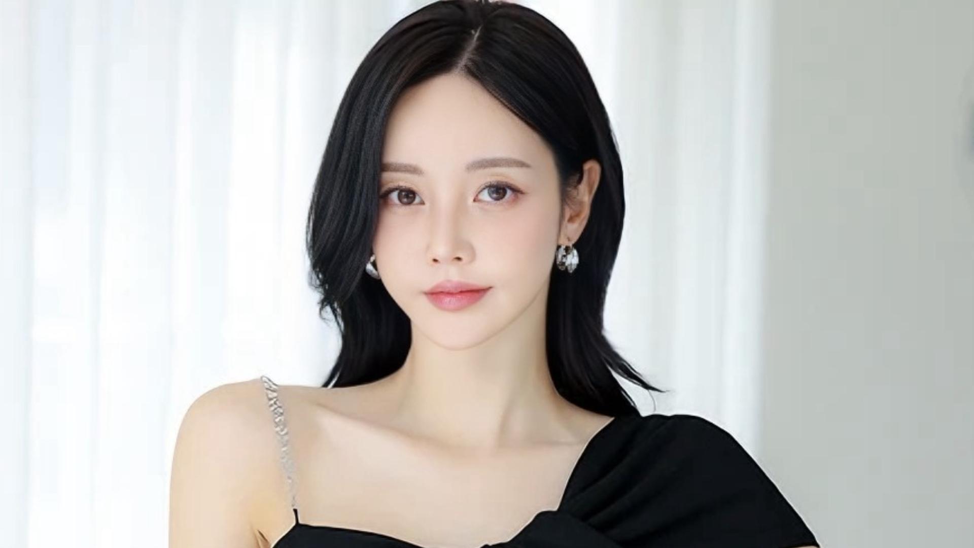 对镜梳发香如仙，笑将金凤带斜安，玉容得汝多妆点，秀媚如云若可餐