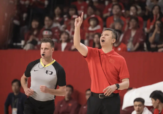 2月26日晚间，中国男篮客场顶住巨大压力，87-80逆转击败日本队，迎来久违的血