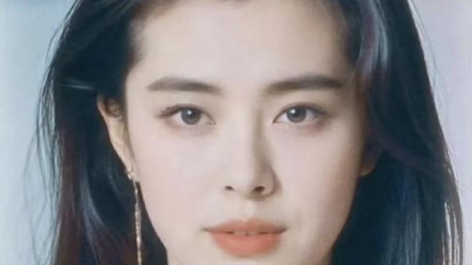 王祖贤近照引风波：岁月神颜，何惧一“肿”？