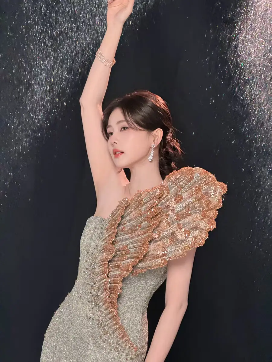 白鹿穿银金贝壳闪裙衬得肌肤莹润 手持海螺尽显深海氛围感