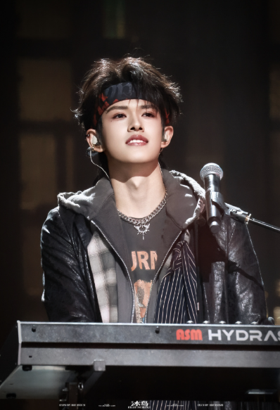 从他坚定的眼神和话语里，能读懂那种不服输的劲头。这份坦诚又直接的好胜心，显得格外